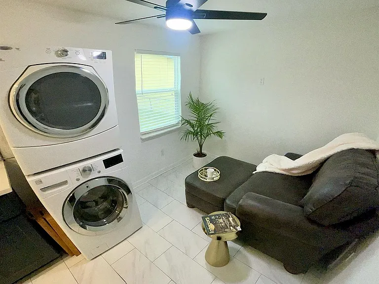 4814 Holloway Dr — Photo 9