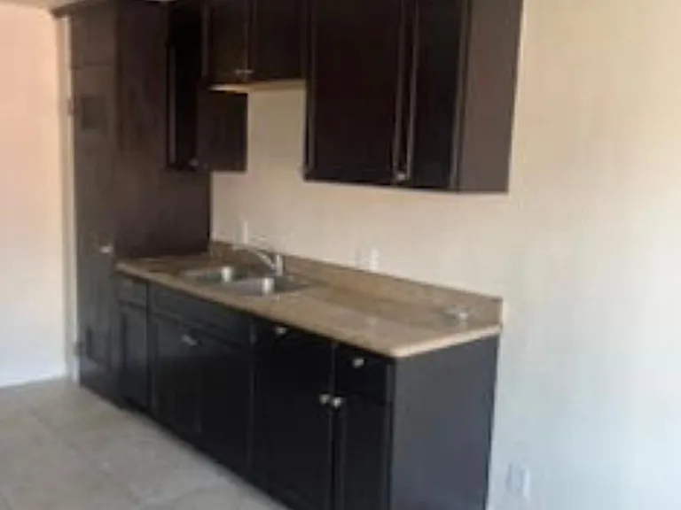 1041 W Reeve St — Photo 14