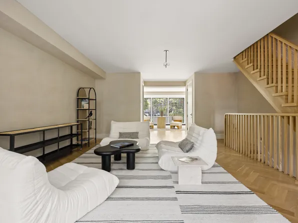 966 Bergen Street image 13 of 35