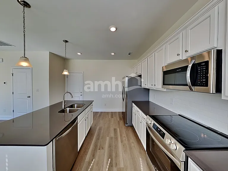 5323 Trust Dr — Photo 4