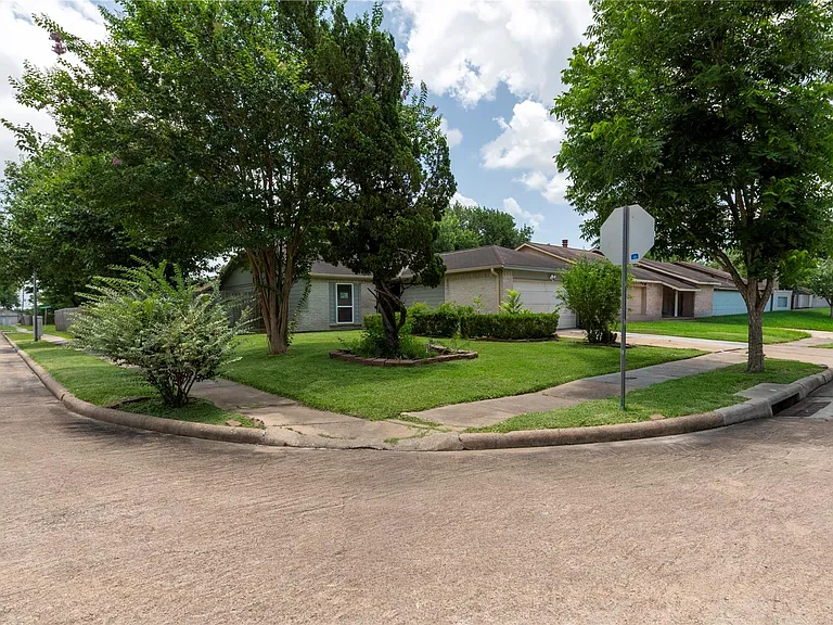 10703 Highland Woods Dr — Photo 33