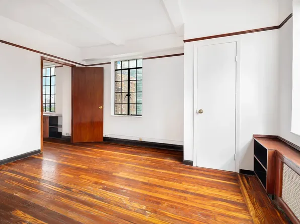 320 East 42nd Street image 5 of 11