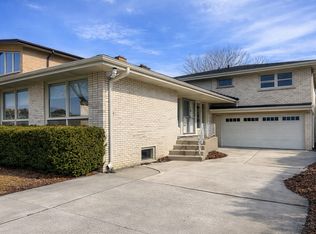 6923 N Avers Ave, Lincolnwood, IL 60712