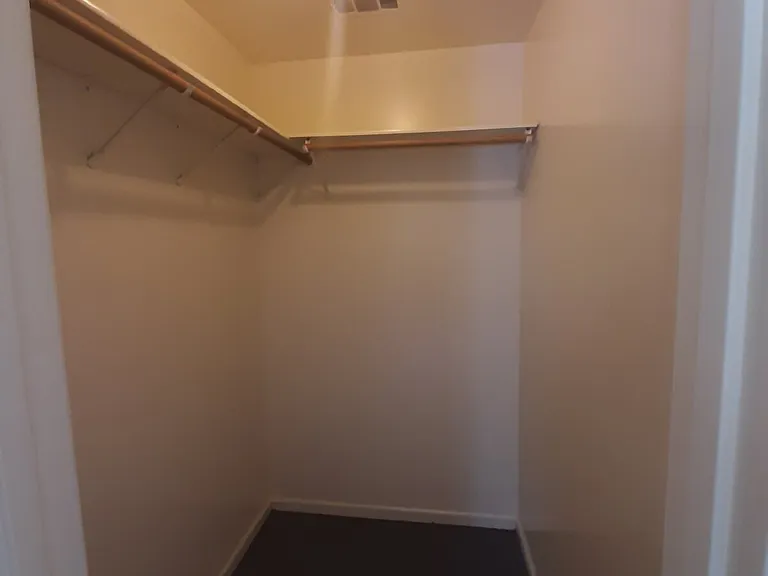 923 W Oak Butlers #1 — Photo 9