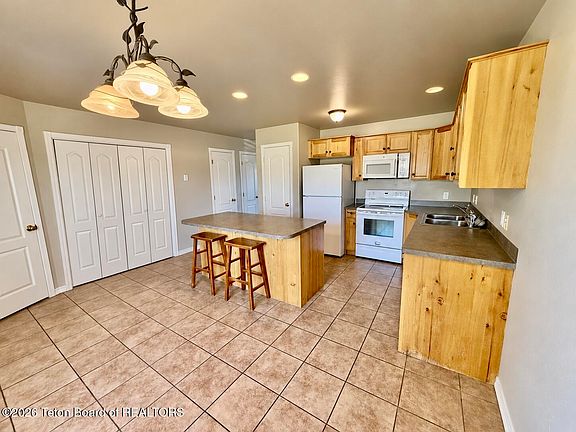 5th image of 14 James Way #203