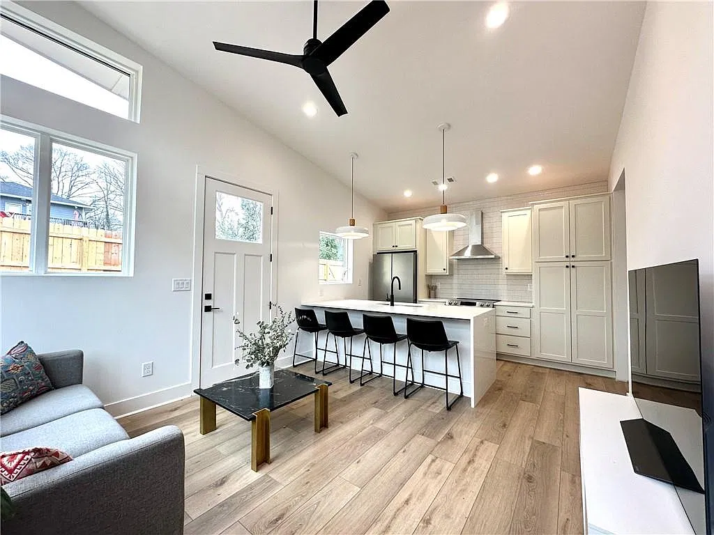 2 bed, 2.0 bath, 750 sqft, $1,800 — Photo 3