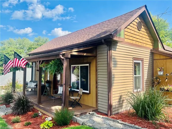 535 E Haymore St, Mount Airy, NC 27030