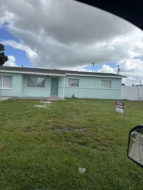 6211 N Hubert Ave