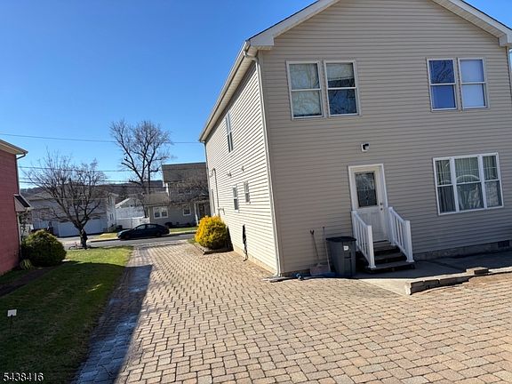 3rd image of 17 Garrett St