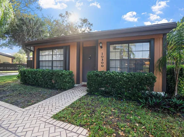 10300 Laurel Ct, Pembroke Pines, FL 33026