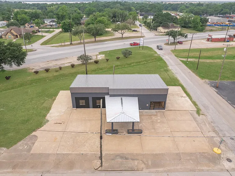 401 E Main St — Photo 16