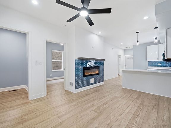 4th image of 1118 Thomas Ave