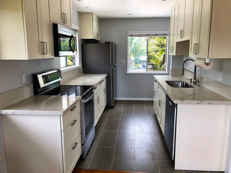 FULL Kitchen. Stove, Big Fridge, Microwave, Dishwasher, Large Sink, Garbage Disposal