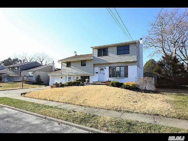 1st image of 8 Knoll Ln