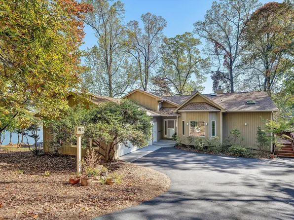 620 Winding Waters Dr, Moneta, VA 24121