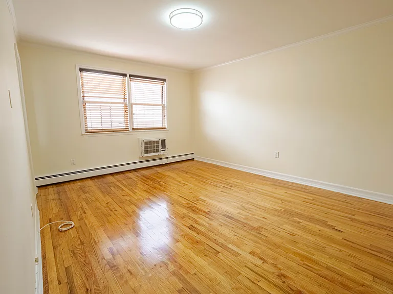 1408 E 15th St #3 — Photo 5