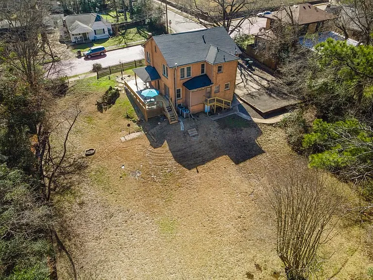 210 E Dobbs St — Photo 5