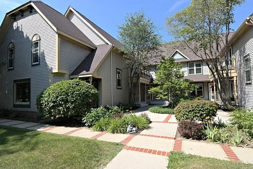 1221 Thomas Dr photo 1