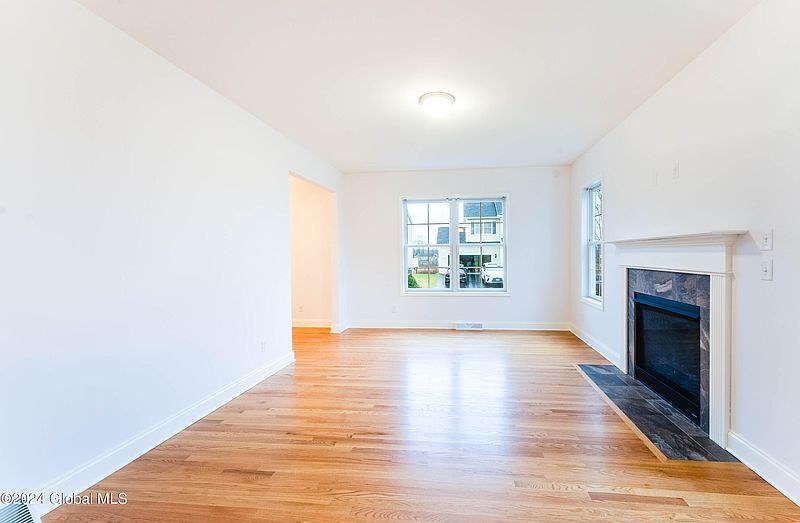 5th image of 93 Waverly Circle