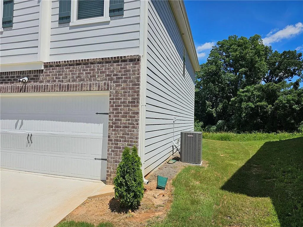 4 bed, 2.5 bath, 1950 sqft, $2,100 — Photo 3