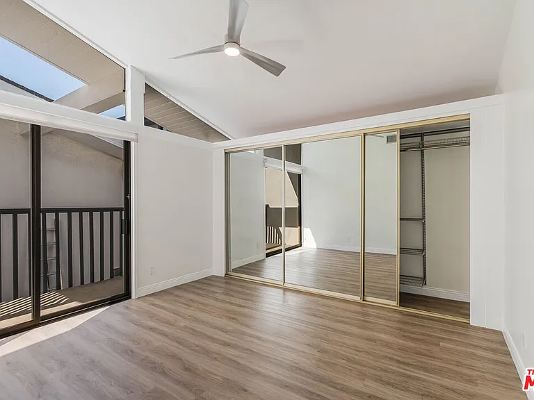 2308 The Strand — Photo 34