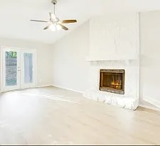 632 Northeast Juanita Court — Photo 2