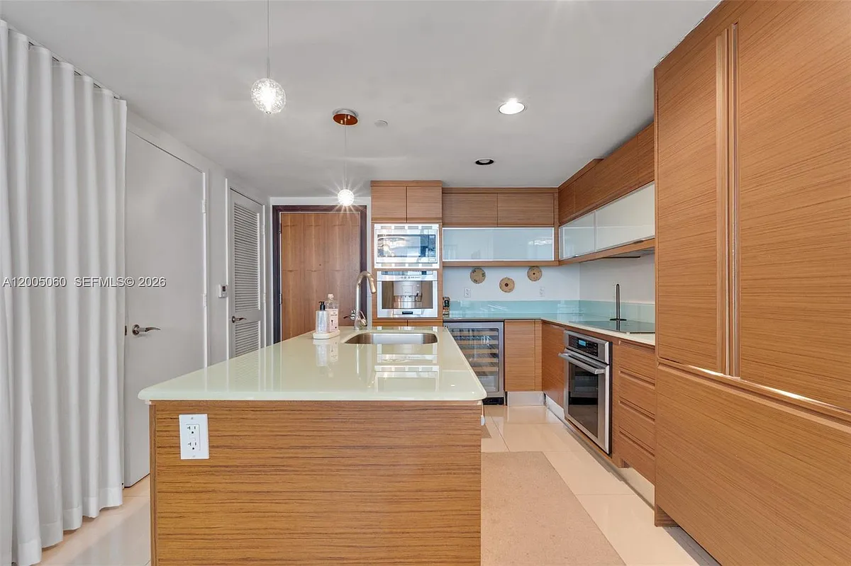Building Photo - 5875 Collins Ave #604