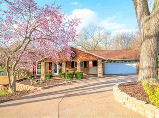 22 Oak Hill Ct, Pekin, IL