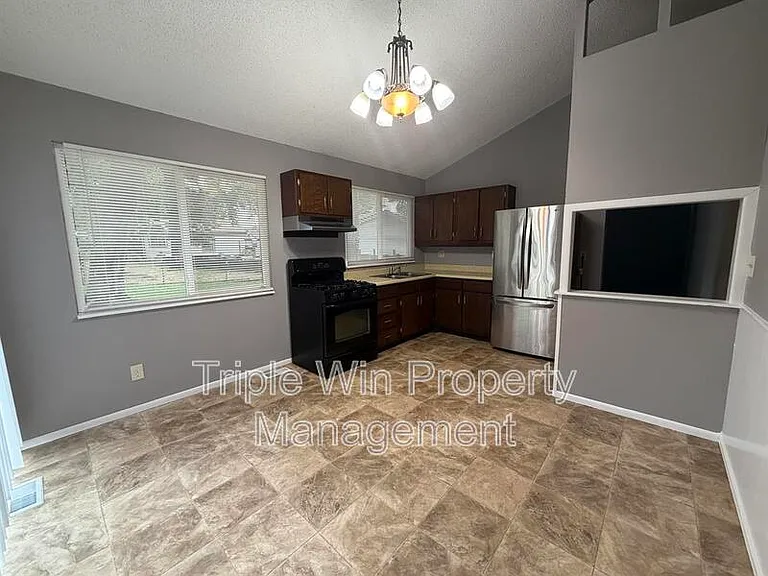 2450 Jenkee Dr — Photo 4
