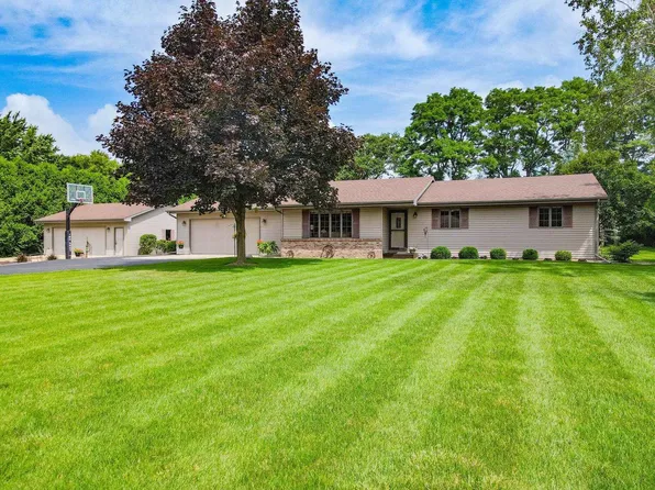 29 East Curharken Drive, Edgerton, WI 53534