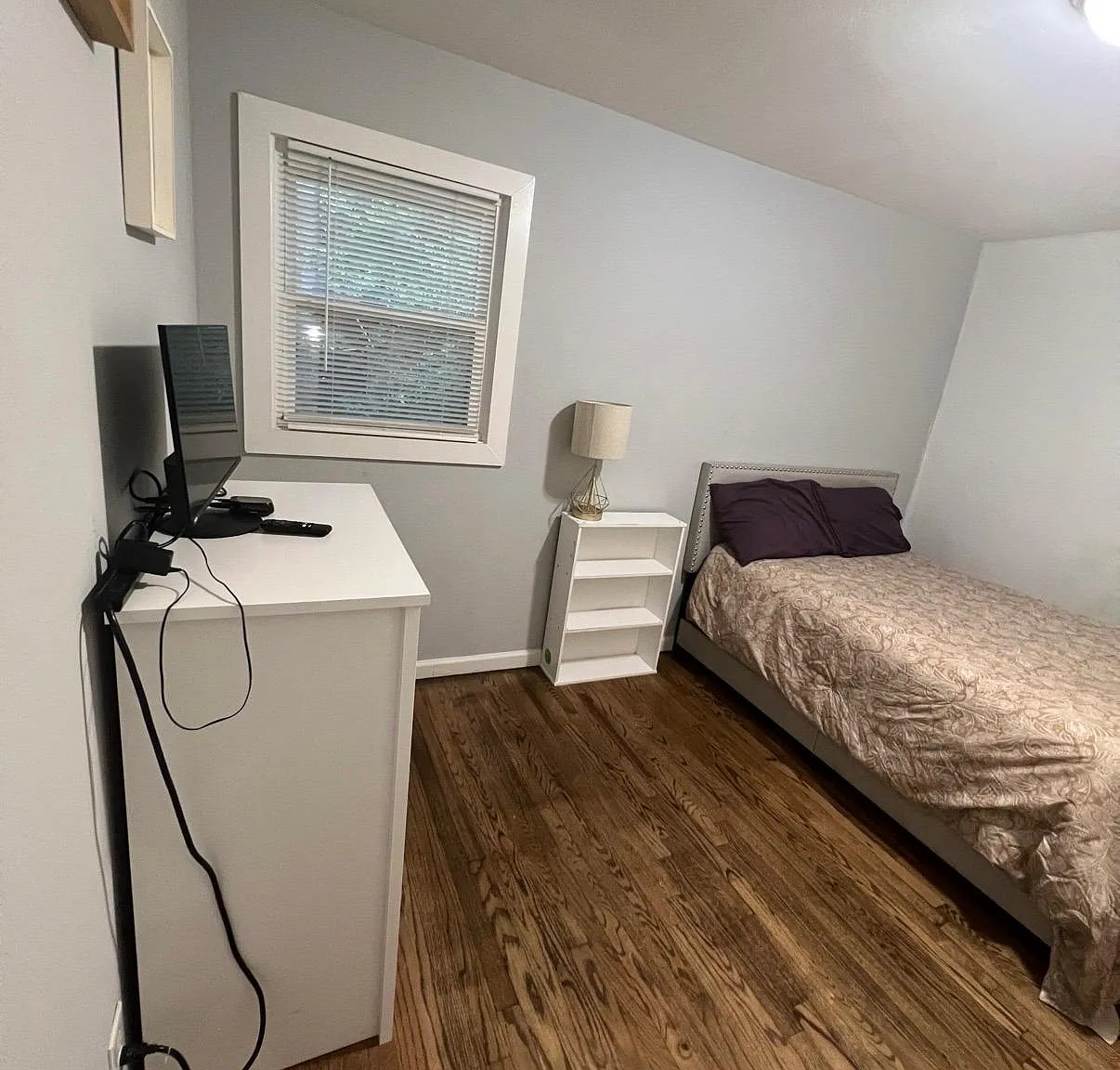 1 bed, 1.0 bath, 1025 sqft, $594 — Photo 2
