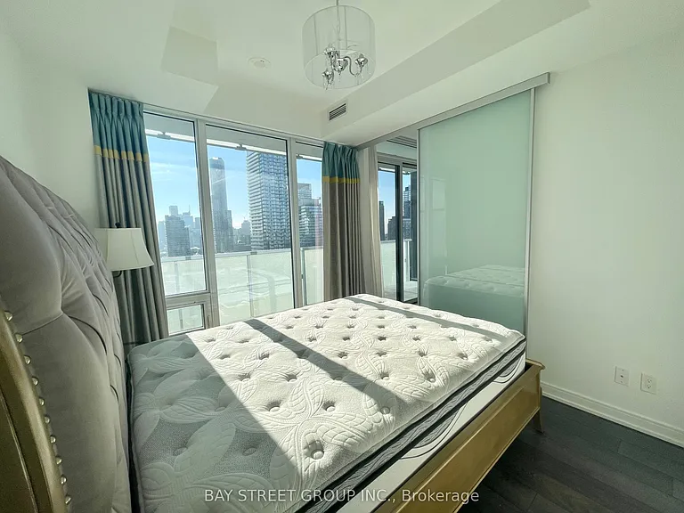 28 Wellesley St E #3202 — Photo 7