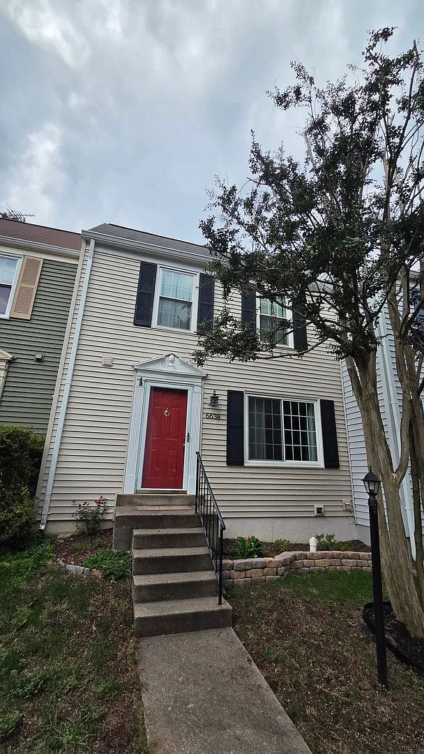 Updated 3 Level TH in Amberleigh — Photo 1