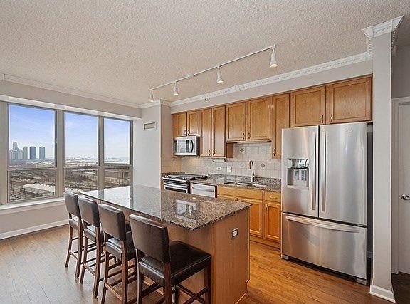 4th image of 1717 S Prairie Ave APT 1905