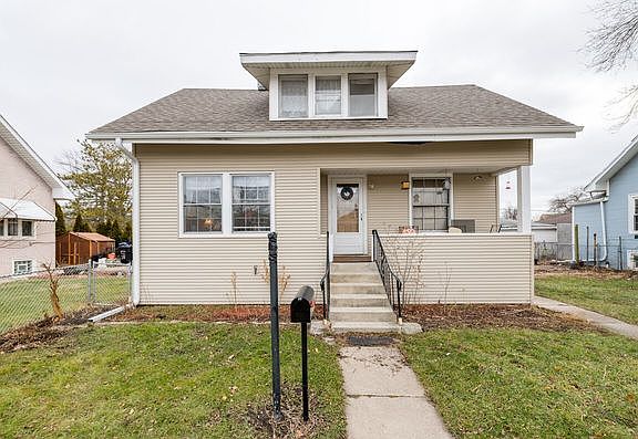 3rd image of 2611 N Mont Clare Ave
