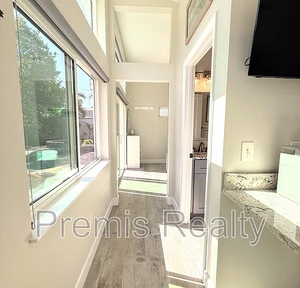 1103 Charles St — Photo 36
