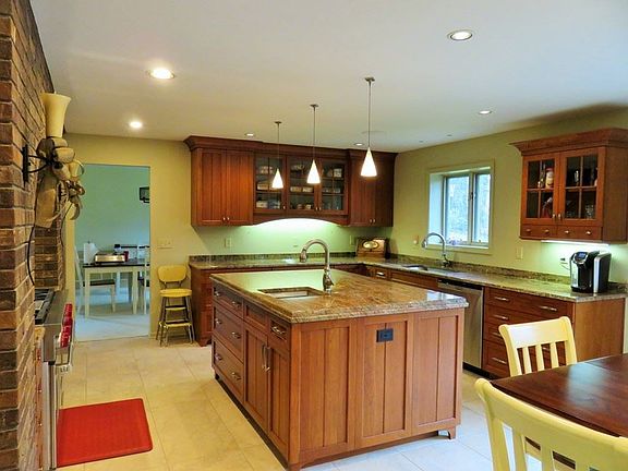 5th image of 2485 Parkwood Dr