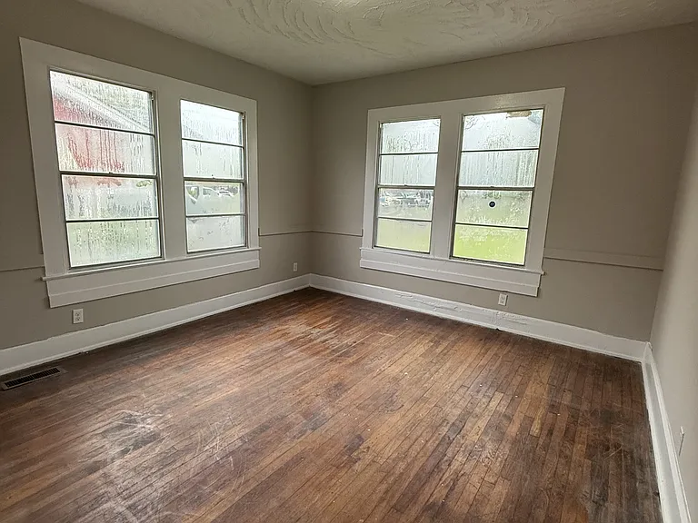 3116 Steiner Ave SW — Photo 2