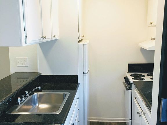 5th image of 727 Westbourne Dr APT 215
