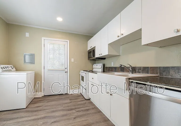 1733 Academy St — Photo 6