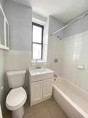 2nd image of 1685 Morris Ave APT 4D
