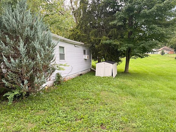 2nd image of 927 E Oak St