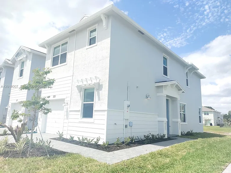 535 SE Rivergrass St #535 — Photo 2
