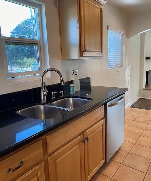 701 W Mariposa Ave — Photo 11