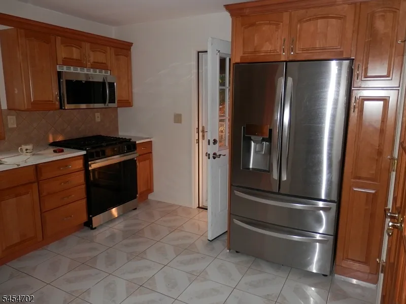3 bed, 1.0 bath, 980 sqft, $2,800 — Photo 3