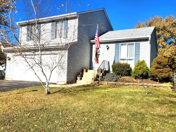 4 Aspen Ct, Streamwood, IL 60107