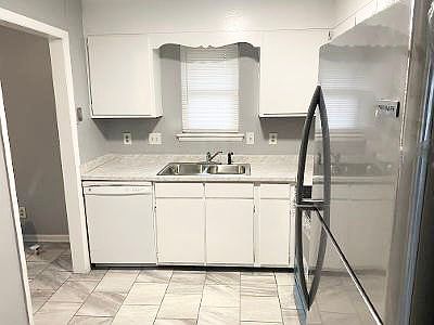 3rd image of 731 Hedgelawn Way