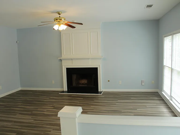 400 Stedford Ln — Photo 9