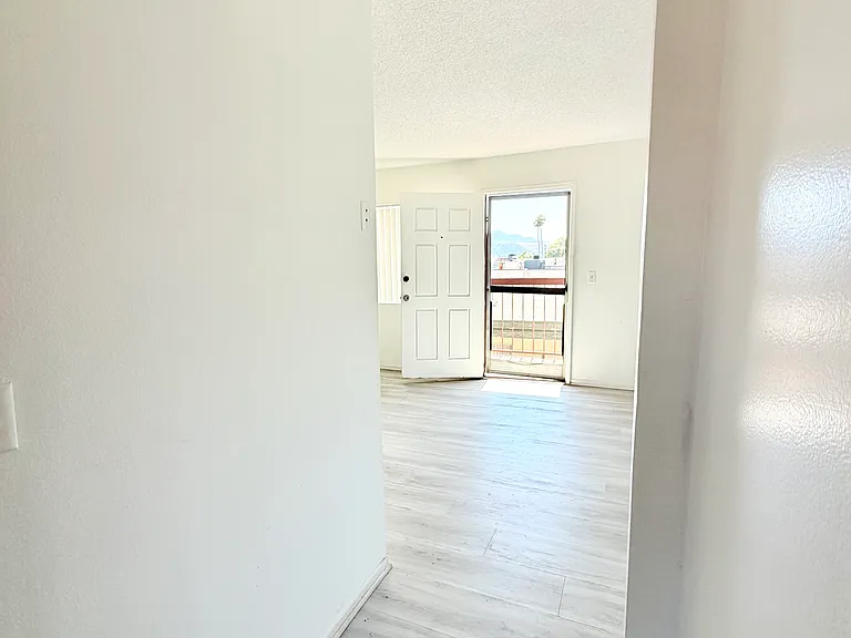 333 W Lexington Dr #2 — Photo 16