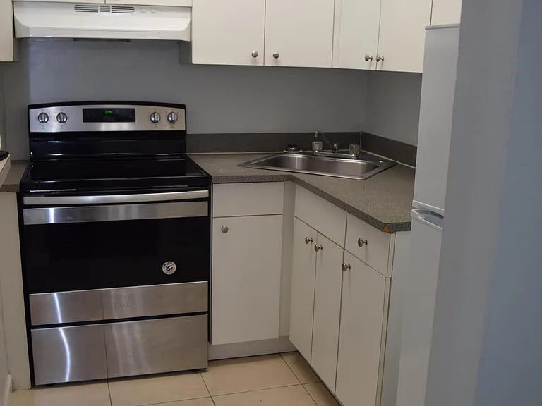151 SE 6th Ave #14 — Photo 3